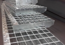 Akro: producent krat pomostowych, kraty pomostowe zgrzewane, stopnie schodowe, kraty antypoślizgowe serratowane, szczeble drabinowe Katowice, Śląskie